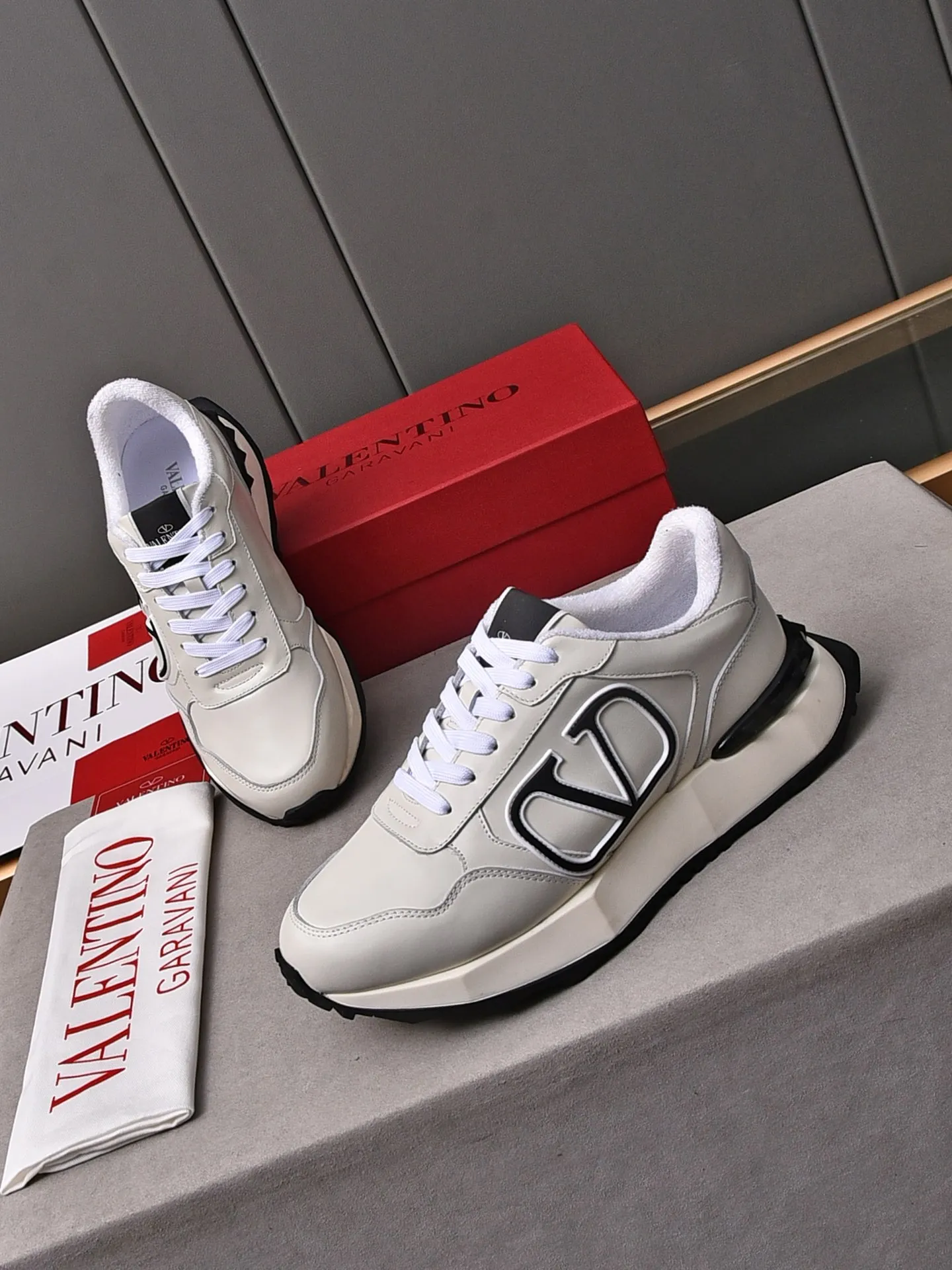 Men's men's shoes 💰560❣️🔺Valentino🔺Valentino New casual shoes Forrest Gump shoes Sports shoes ☑️ The latest popular models on the catwalk, the same style worn by Yang Yang, Zhang Yixing, Guan Xiaotong and many other stars. The upper is glued and embossed with craftsmanship. The oversized LG shows luxury and domineering. It is so beautiful that it is so handsome that it shows a different casualness and fashion. It is a must-have for men‼ ️Material: Original custom-made first-layer cowhide for the upper. Lining: High-density breathable terry cloth. Outsole: Original molded steel-stamped foam combination sole Size: Male 39~44 (45 is custom-made and non-returnable) Full set of counter original packaging